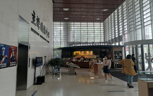 主语国际中心旋转门