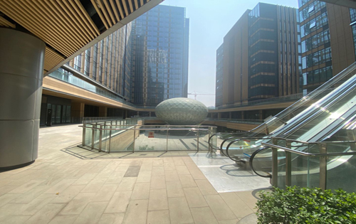 金茂广场内景