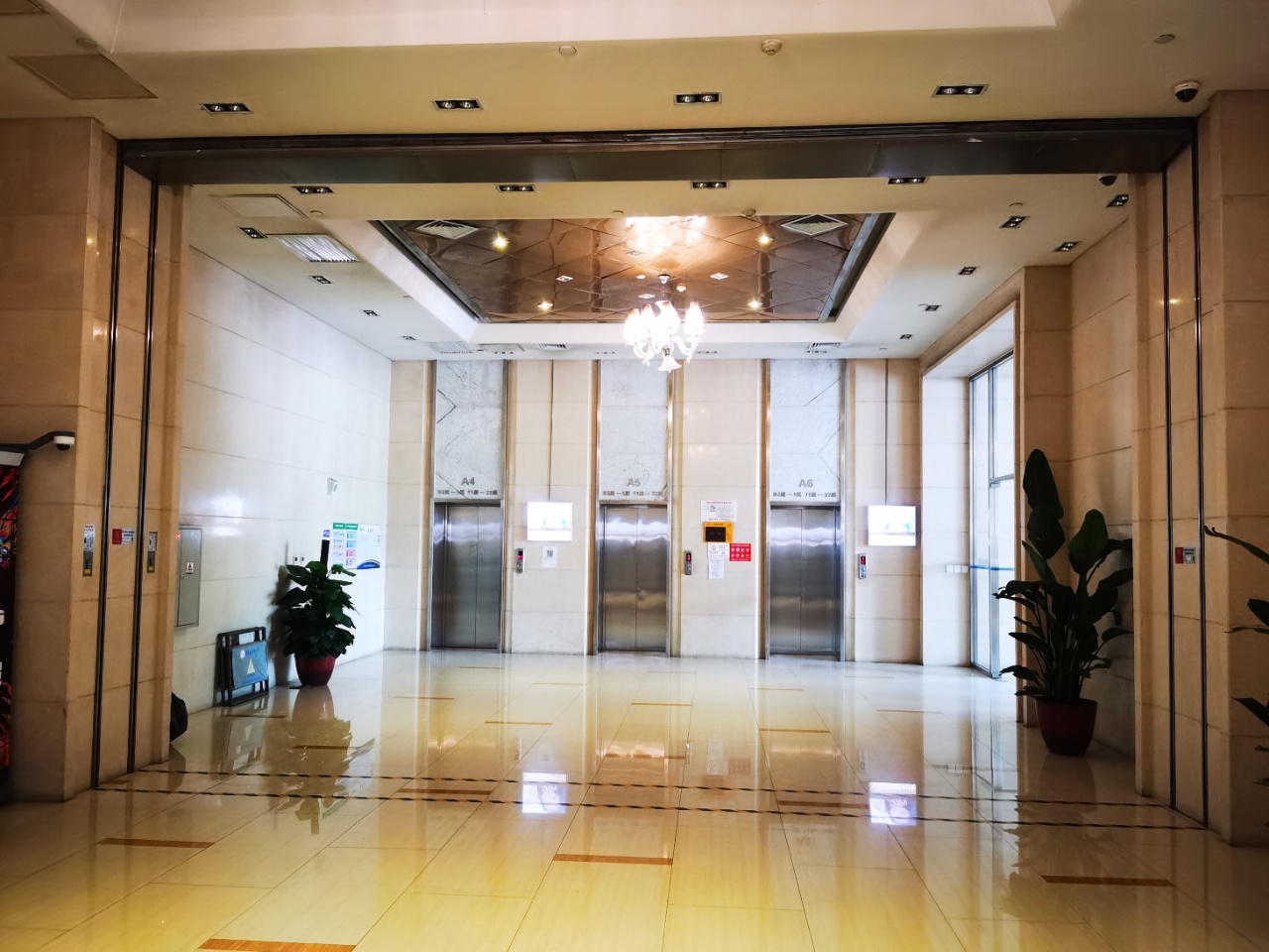 金贸大厦电梯