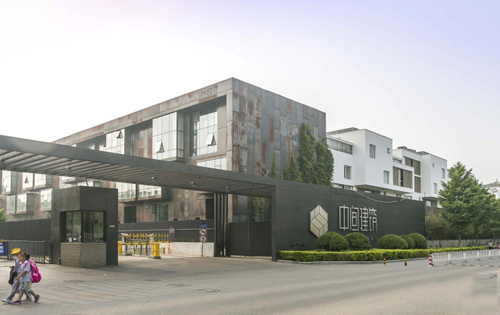 中间建筑正门