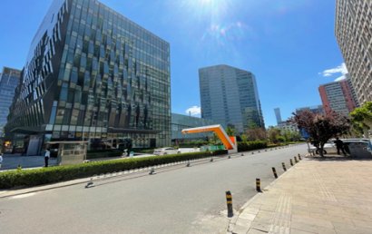 一季度，北京写字楼市场租赁成交金融业位居榜首;信息技术、医药健康、新能源等行业的蓬勃发展将为北京写字楼市场带来更多租赁需求