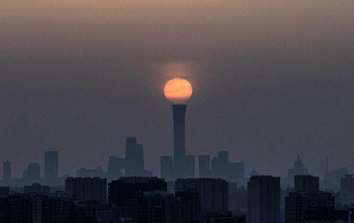 北京日出奇观 “中国尊”点亮“太阳灯”