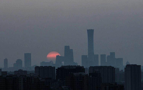 北京日出奇观 “中国尊”点亮“太阳灯”