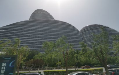 核心商圈叠加写字楼租赁需求延续恢复态势;但写字楼租金水平仍持续下降